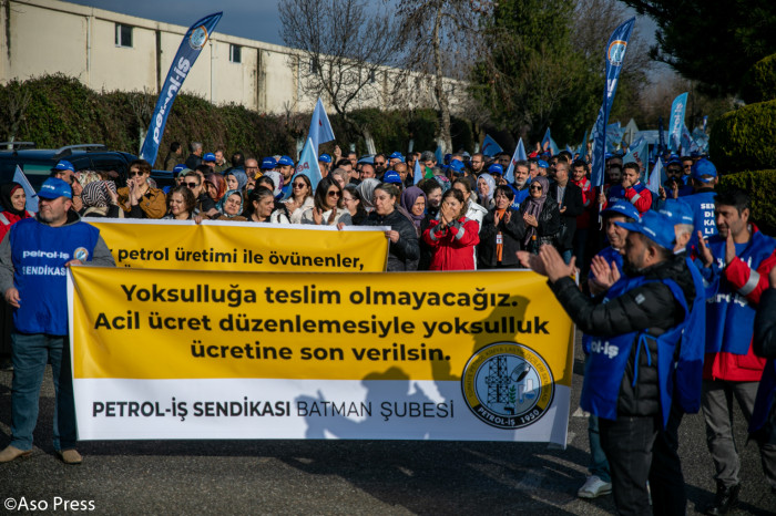 Petrol işçileri sekiz aylık mesai ücretleri için iş bıraktı