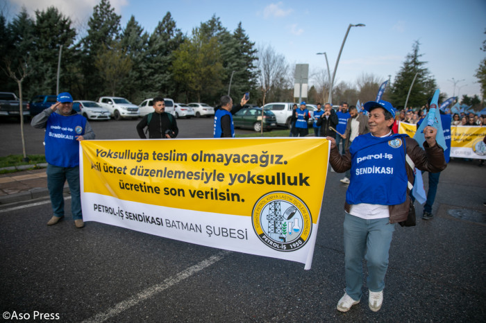 Petrol işçileri sekiz aylık mesai ücretleri için iş bıraktı