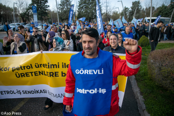 Petrol işçileri sekiz aylık mesai ücretleri için iş bıraktı