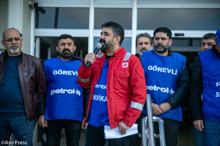 Petrol işçileri sekiz aylık mesai ücretleri için iş bıraktı