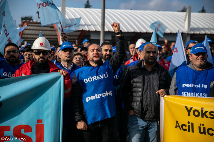 Petrol işçileri sekiz aylık mesai ücretleri için iş bıraktı