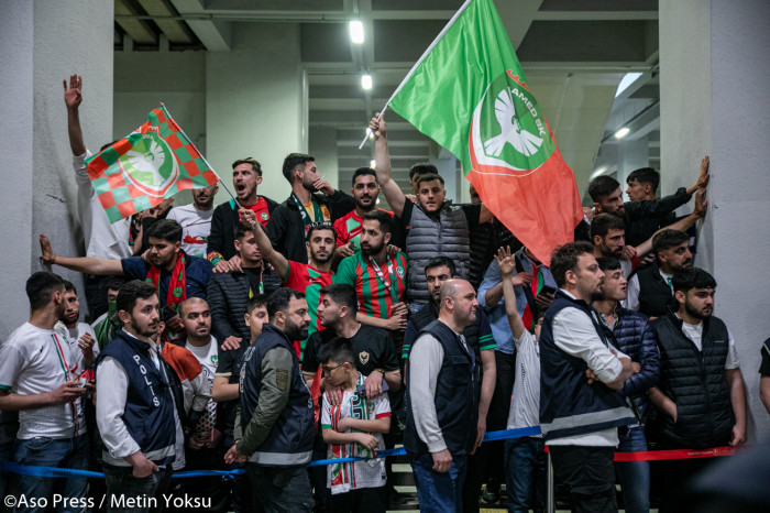 Amedspor taraftarlarının gece yarısına kadar süren kutlamasından kareler