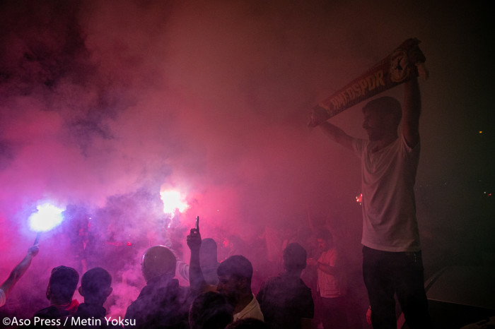 Amedspor taraftarlarının gece yarısına kadar süren kutlamasından kareler