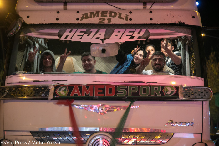 Amedspor taraftarlarının gece yarısına kadar süren kutlamasından kareler