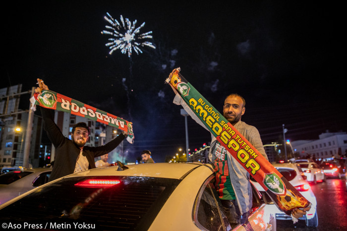 Amedspor taraftarlarının gece yarısına kadar süren kutlamasından kareler