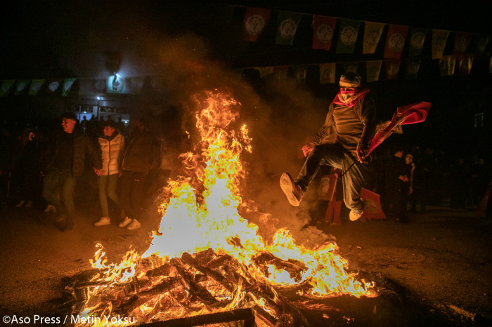 İlk Newroz Ateşi Batman'da Yakıldı Kürtler Ateşle Dans Etti