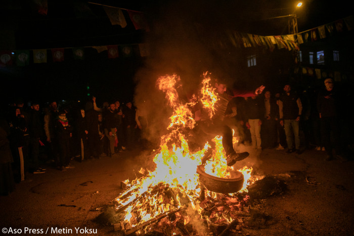 İlk Newroz Ateşi Batman'da Yakıldı Kürtler Ateşle Dans Etti