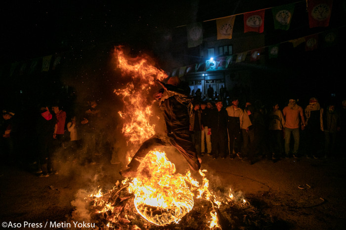 İlk Newroz Ateşi Batman'da Yakıldı Kürtler Ateşle Dans Etti