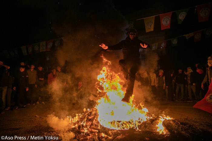 İlk Newroz Ateşi Batman'da Yakıldı Kürtler Ateşle Dans Etti