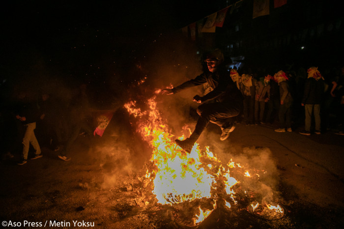 İlk Newroz Ateşi Batman'da Yakıldı Kürtler Ateşle Dans Etti