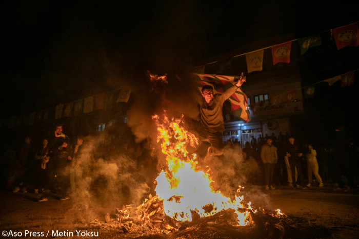 İlk Newroz Ateşi Batman'da Yakıldı Kürtler Ateşle Dans Etti