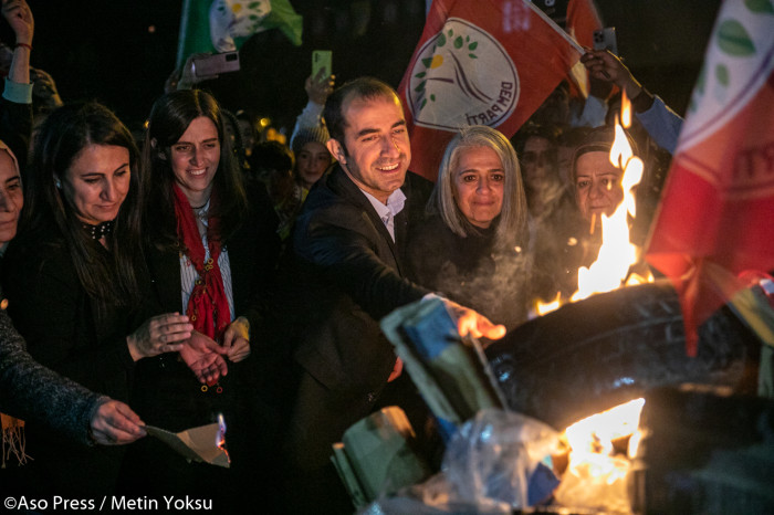 İlk Newroz Ateşi Batman'da Yakıldı Kürtler Ateşle Dans Etti