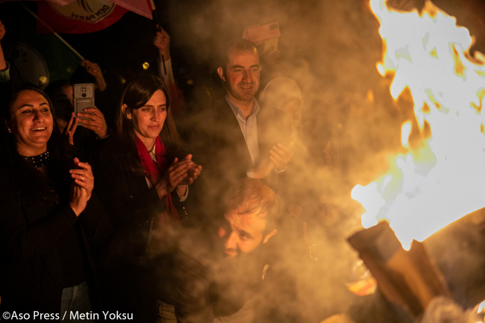 İlk Newroz Ateşi Batman'da Yakıldı Kürtler Ateşle Dans Etti