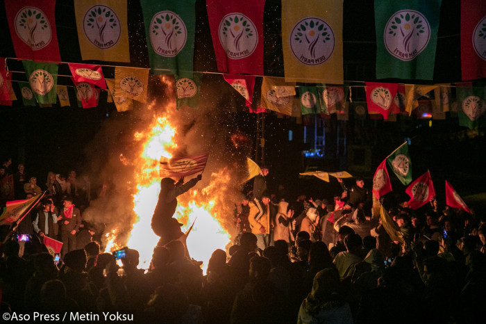 İlk Newroz Ateşi Batman'da Yakıldı Kürtler Ateşle Dans Etti