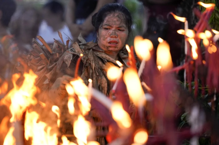 Filipinli köylülerin çamur insanlar festivali