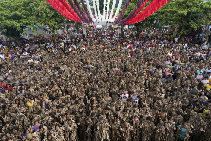 Filipinli köylülerin çamur insanlar festivali