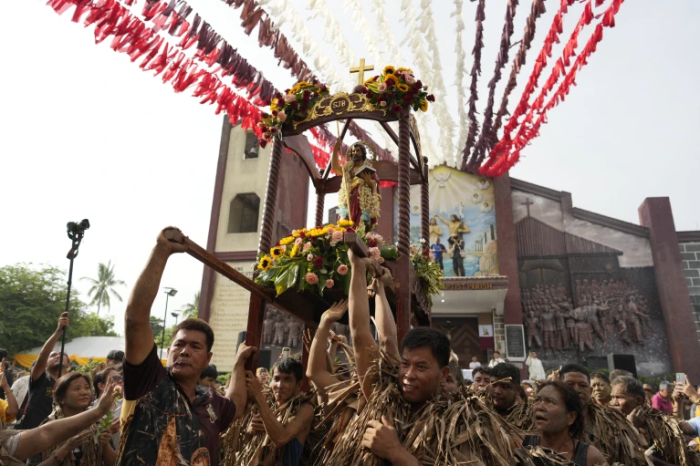 Filipinli köylülerin çamur insanlar festivali