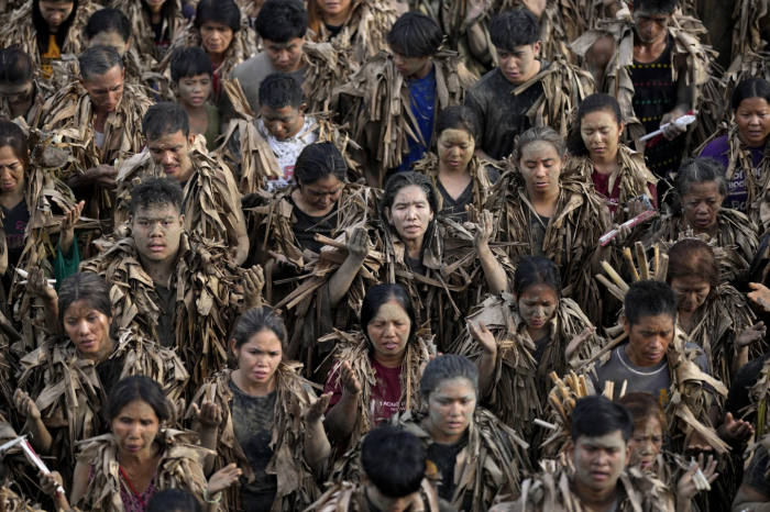 Filipinli köylülerin çamur insanlar festivali