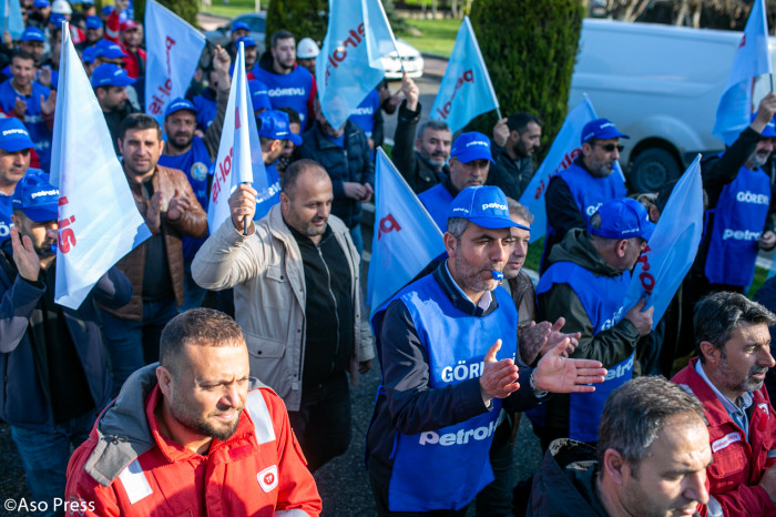 Petrol işçileri sekiz aylık mesai ücretleri için iş bıraktı