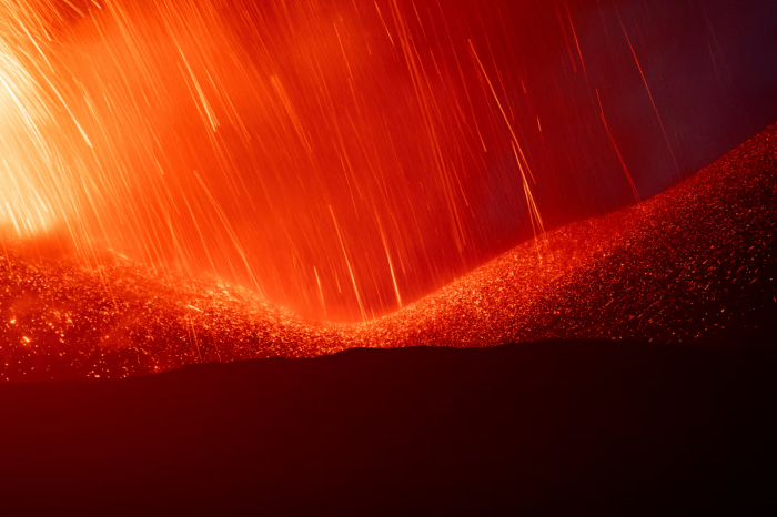 Etna yanardağındaki alevlerin görsel şöleni