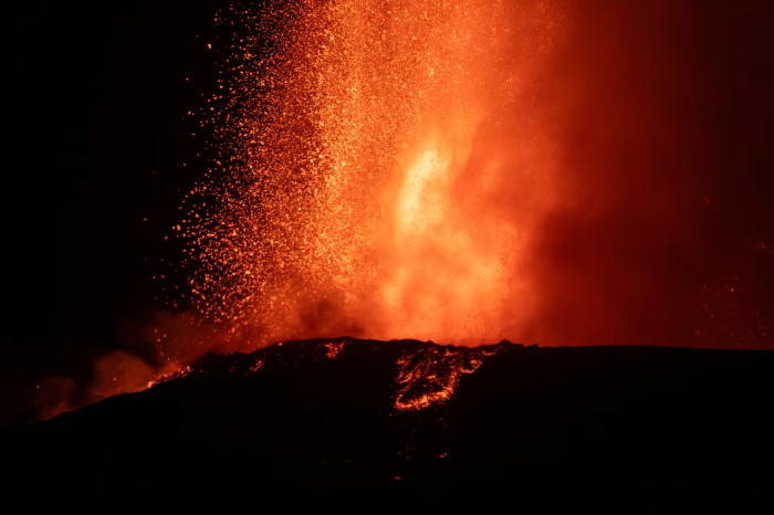 Etna yanardağındaki alevlerin görsel şöleni