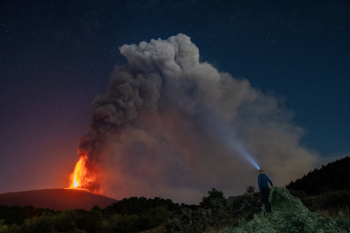 Etna yanardağındaki alevlerin görsel şöleni