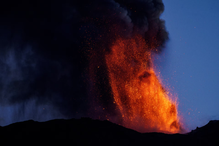 Etna yanardağındaki alevlerin görsel şöleni