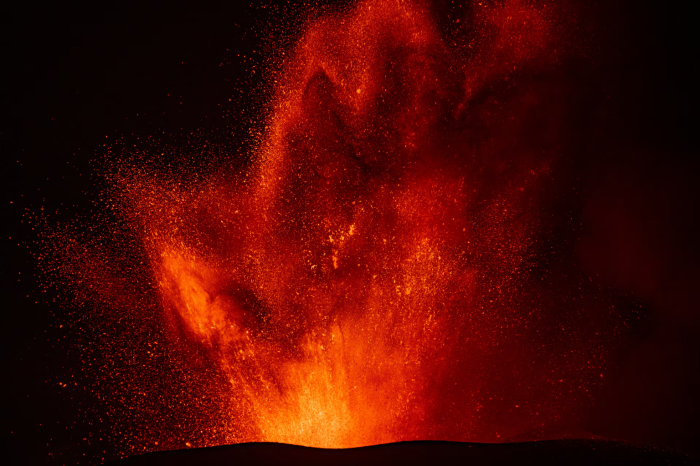 Etna yanardağındaki alevlerin görsel şöleni