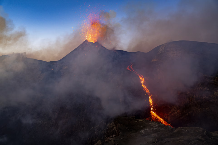 Etna yanardağındaki alevlerin görsel şöleni