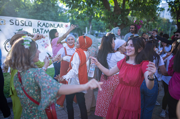 Süslü Kadınlar Bisiklet Turu Renkli Görüntüler