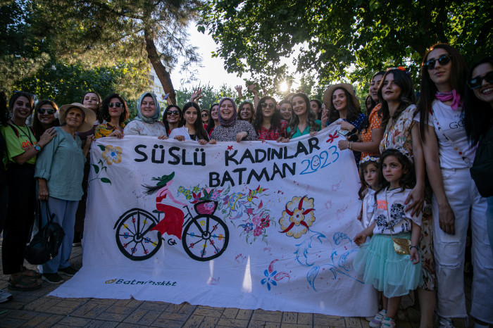 Süslü Kadınlar Bisiklet Turu Renkli Görüntüler