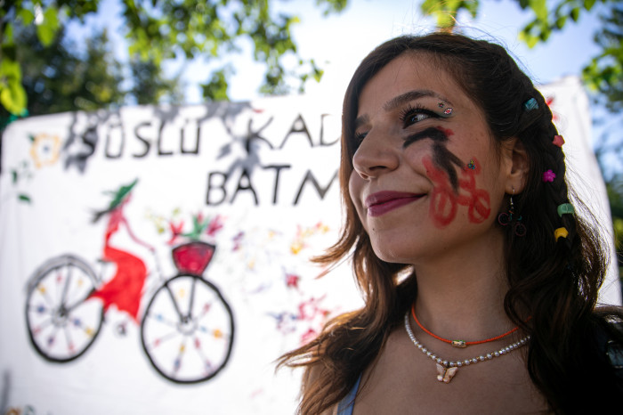 Süslü Kadınlar Bisiklet Turu Renkli Görüntüler
