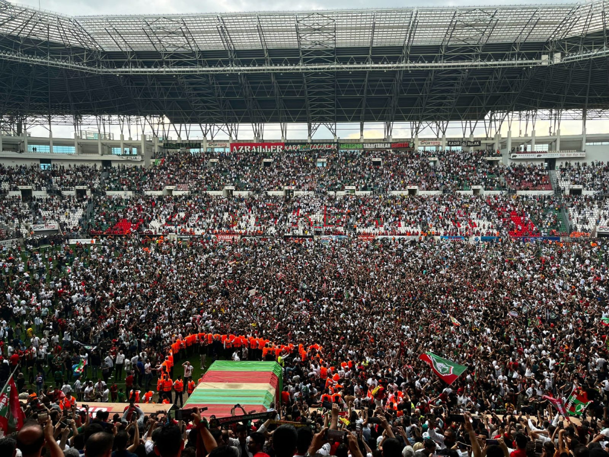 Amedspor taraftarları şampiyonluğu kutluyor: ‘Diren ha Diyarbekir diren dağlarının aşkına güven’