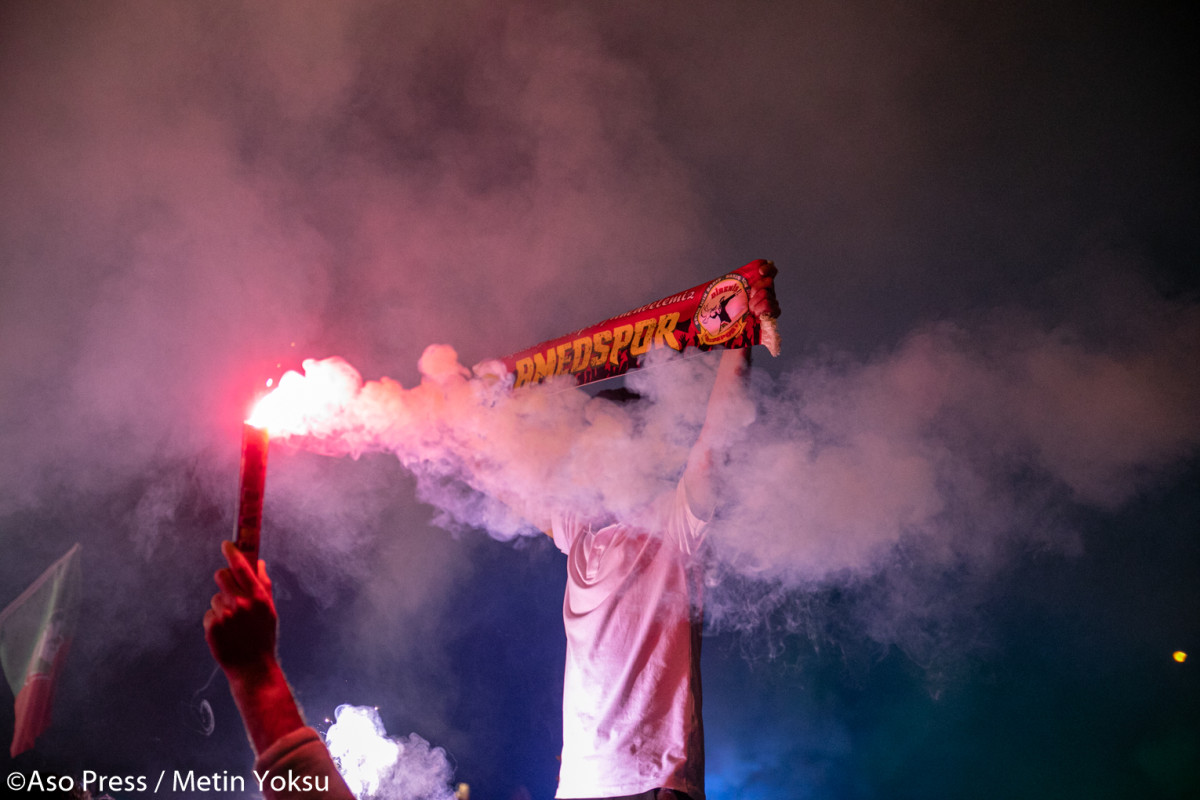 Amedspor taraftarlarının gece yarısına kadar süren kutlamasından kareler