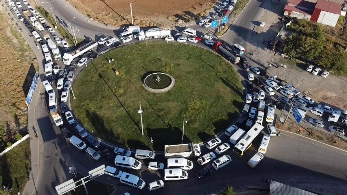 Hasankeyf Kavşağı'nda Yol &Ccedil;ilesi