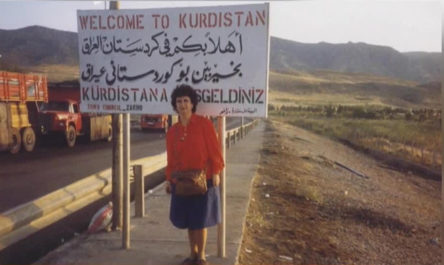 Kürdistan tabelası önünde bir İtalyan... 