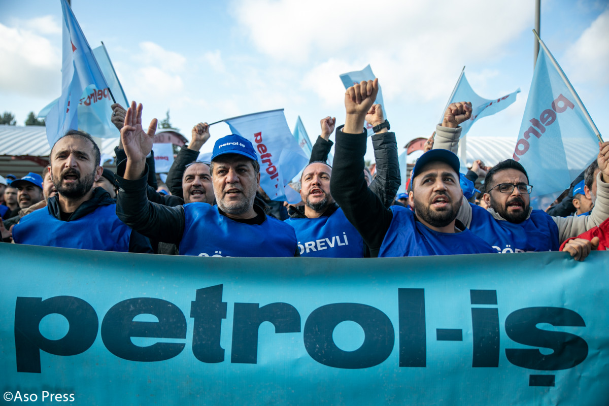 Petrol işçileri sekiz aylık mesai ücretleri için iş bıraktı