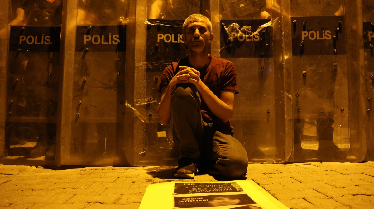 Rehber öğretmen tacizcinin cezalandırılması için grevde