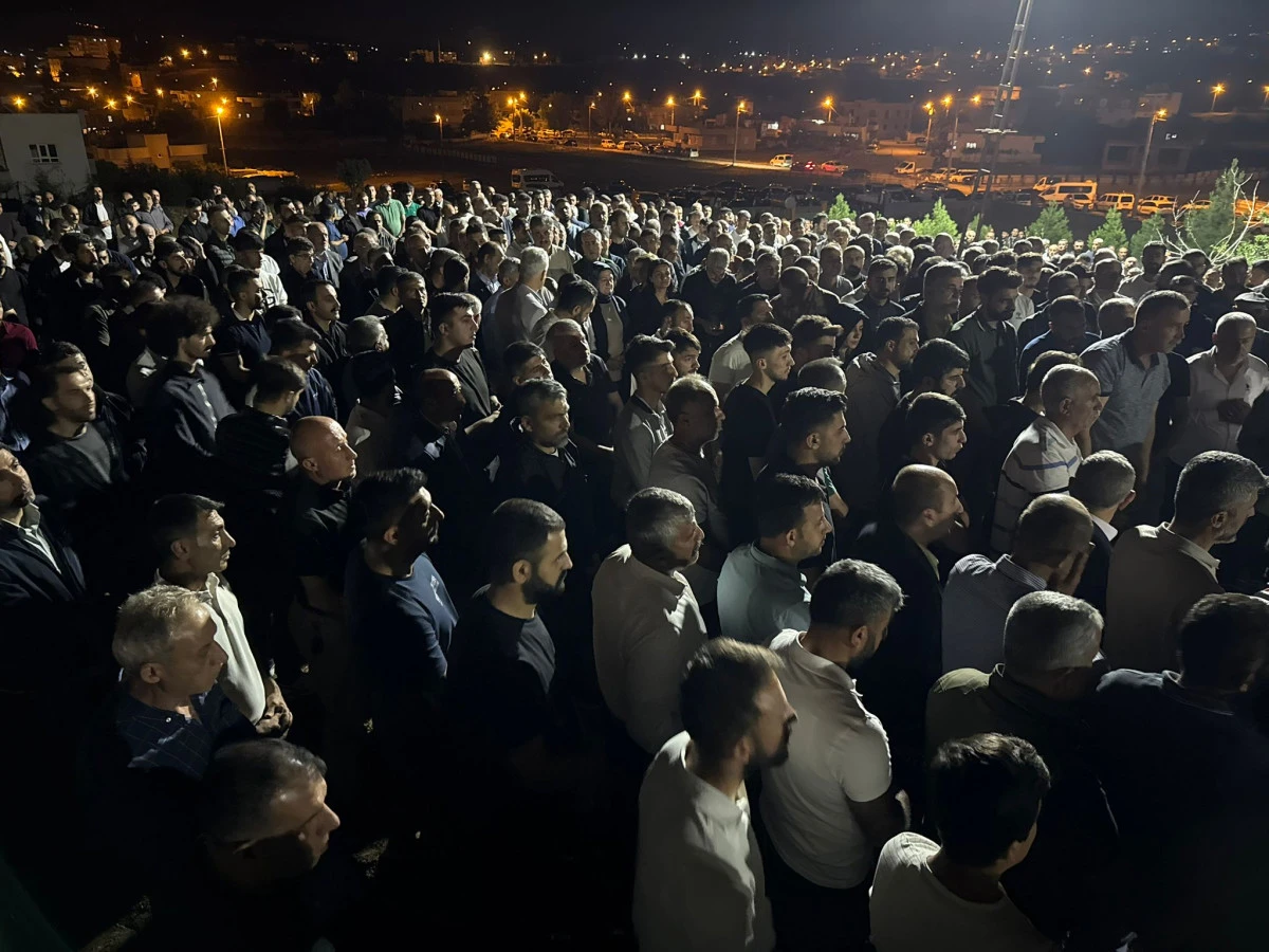Sosyolog Faruk Sağlam, Diyarbakır toprağıyla Kurtalan'da binlerce kişi tarafından uğurlandı