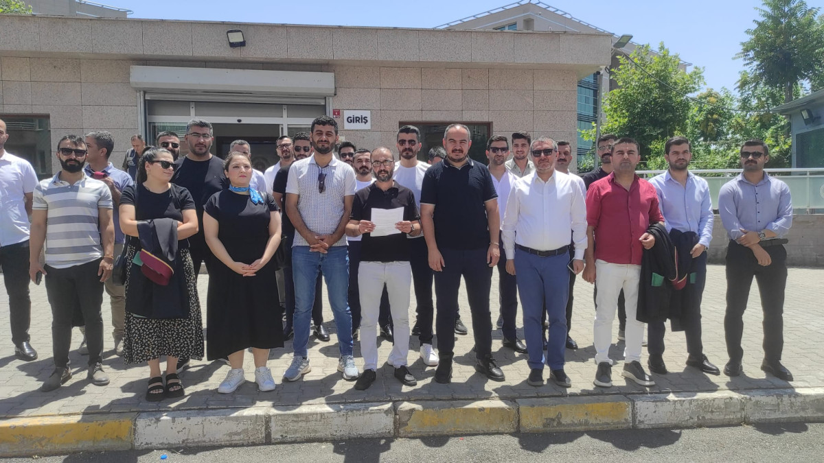 Tutuklanan meslektaşları için adliye önünde toplandılar 