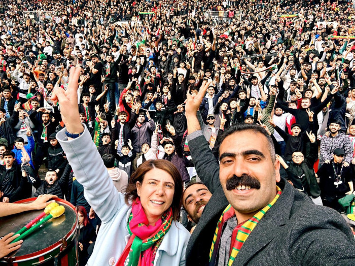 DEM Parti Adayları Maça Gitti Renkli Görüntüler Çıktı